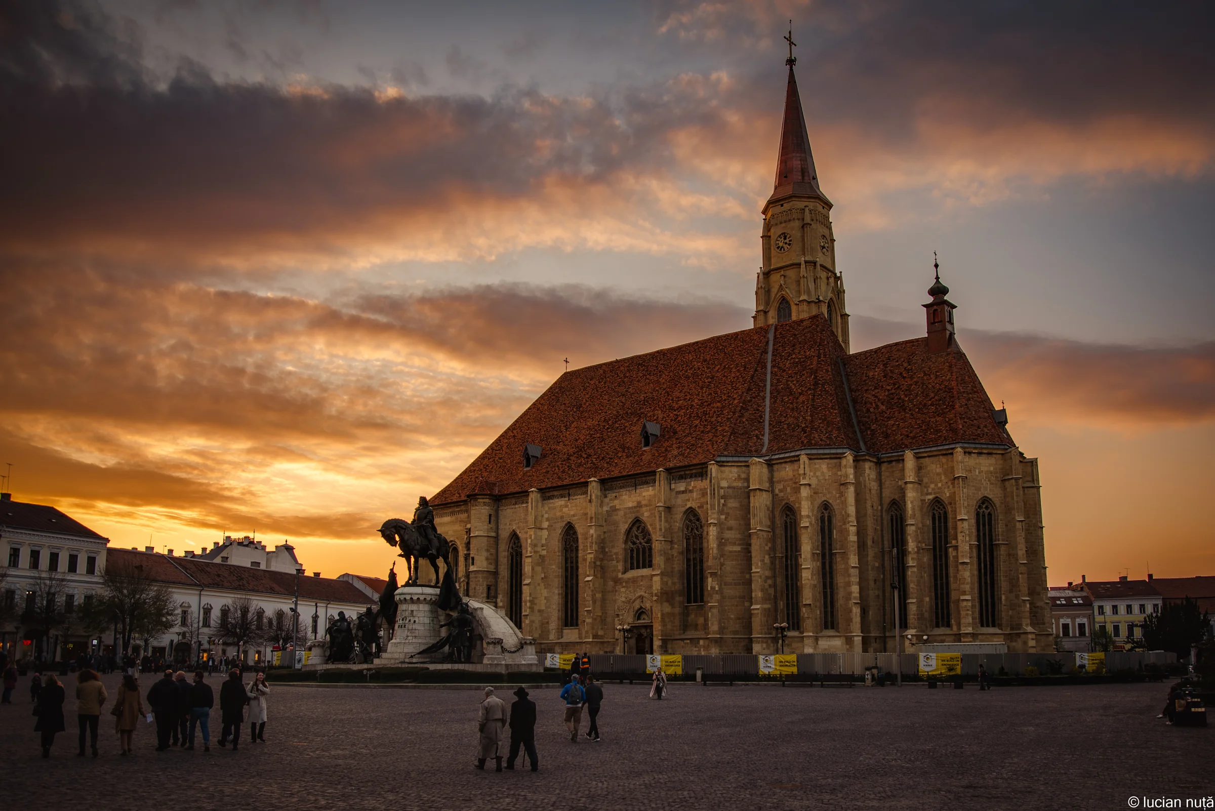 Biserica Sfântul Mihail și Piața Unirii din Cluj-Napoca, în lumina apusului